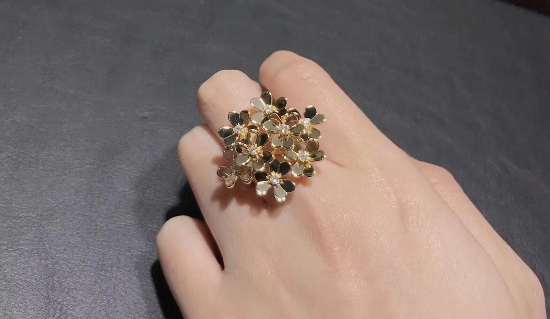 Handmade 18K Gold Diamond Ring With Mirror Polished 8 Flowers Design