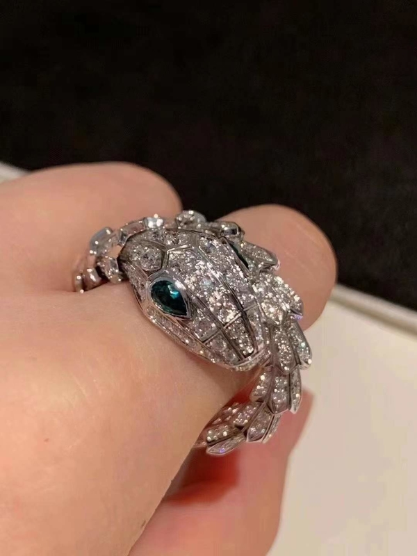 ISO9001 Vvs Diamond 18K Gold Diamond Ring Luxurious Jewelry