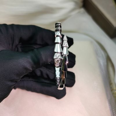 लंबे समय तक चलने वाली सुंदरता के लिए 18 कैरेट स्वर्ण आभूषण