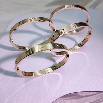 18K गोल्ड क्लासिक मॉडल लव ब्रेसलेट मीडियम साइज़ 6.1mm चौड़ाई ओरिजिनल फास्टनिंग सिस्टम दो स्क्रू और पेचकश के साथ